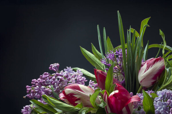 Близкий вид на свежий весенний букет на черном фоне
