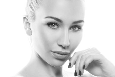 Beyaz zemin üzerine ihale bakışta doğal makyaj ile genç kadın portresi