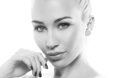 Beyaz zemin üzerine ihale bakışta doğal makyaj ile genç kadın portresi