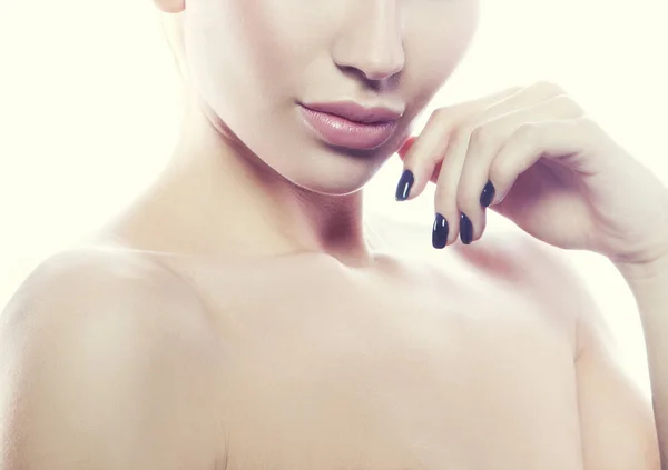 Retrato Recortado Mujer Joven Con Maquillaje Natural Manos Cerca Cara —  Fotos de Stock