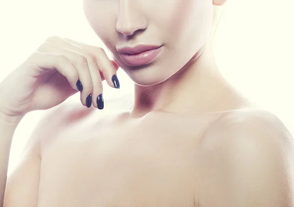 Retrato Recortado Mujer Joven Con Maquillaje Natural Manos Cerca Cara —  Fotos de Stock