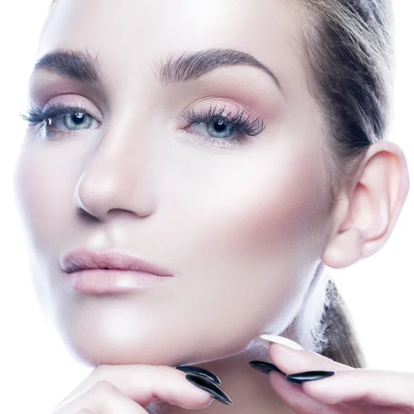 Retrato Mujer Joven Elegante Con Maquillaje Natural Sobre Fondo Blanco — Foto de Stock