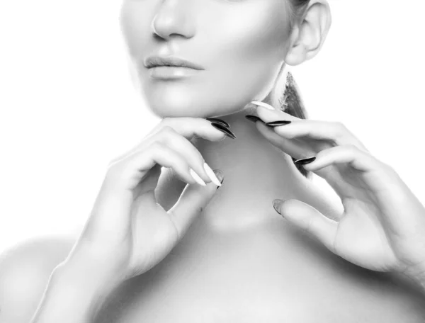 Fechar Vista Retrato Jovem Mulher Com Maquiagem Nua Elegante Esmalte — Fotografia de Stock