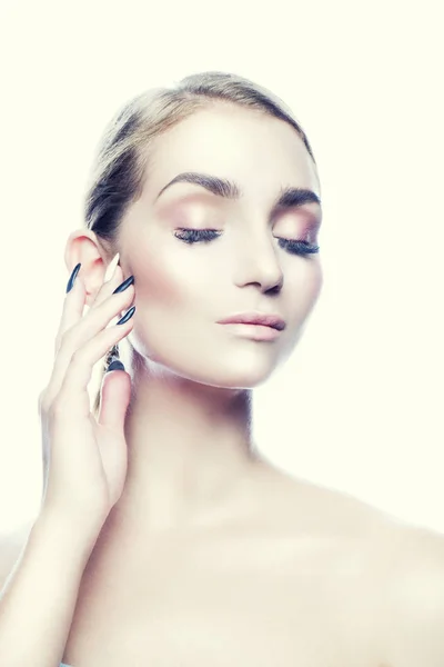 Portret Van Jonge Elegante Vrouw Met Natuurlijke Make Witte Achtergrond — Stockfoto