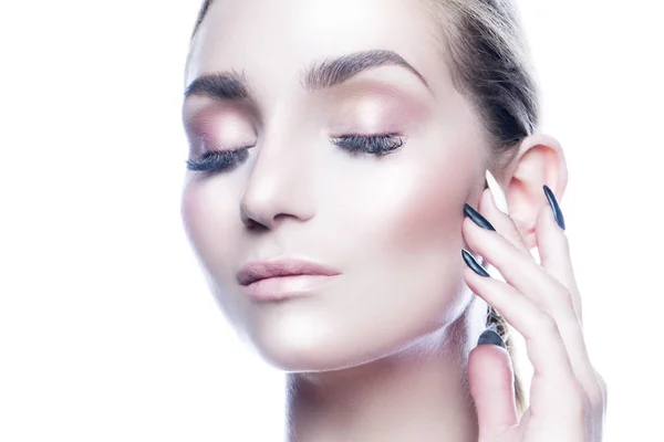 Retrato Jovem Mulher Elegante Com Maquiagem Natural Sobre Fundo Branco — Fotografia de Stock