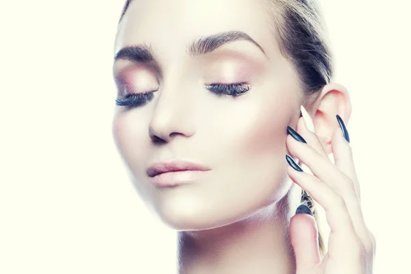Porträtt Ung Elegant Kvinna Med Naturlig Makeup Vit Bakgrund — Stockfoto