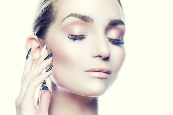 Retrato Mujer Joven Elegante Con Maquillaje Natural Sobre Fondo Blanco — Foto de Stock