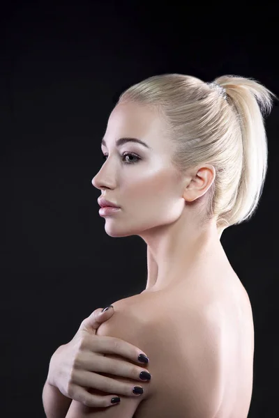 Retrato Mujer Joven Con Maquillaje Natural Sobre Fondo Negro —  Fotos de Stock