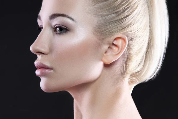 Porträtt Ung Kvinna Med Naturlig Makeup Svart Bakgrund — Stockfoto