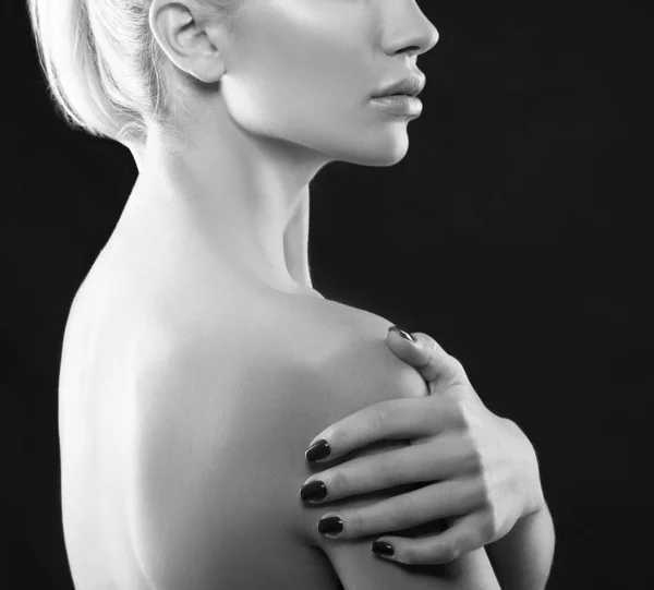 Retrato Recortado Mulher Jovem Com Maquiagem Natural Sobre Fundo Preto — Fotografia de Stock