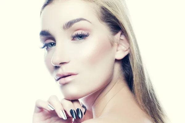Retrato Jovem Mulher Elegante Com Maquiagem Natural Sobre Fundo Branco — Fotografia de Stock