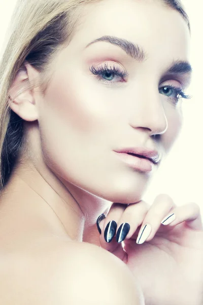 Retrato Mujer Joven Elegante Con Maquillaje Natural Sobre Fondo Blanco — Foto de Stock