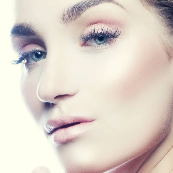 Porträtt Ung Elegant Kvinna Med Naturlig Makeup Vit Bakgrund — Stockfoto