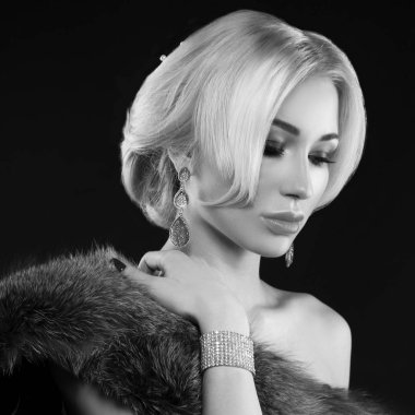 Siyah arka plan üzerine poz şık makyaj ve moda aksesuarları ile sarışın genç kadın portresi