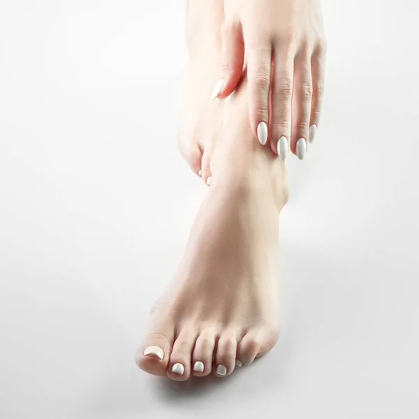Zavřít Pohled Ženské Nohy Bílým Manikúru Bílém Pozadí — Stock fotografie