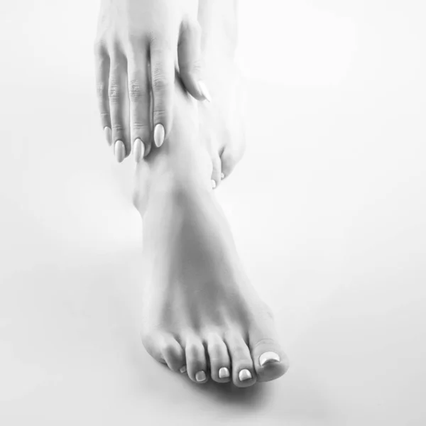 Κλείστε Την Προβολή Γυναικεία Πόδια Λευκό Μανικιούρ Άσπρο Φόντο — Φωτογραφία Αρχείου