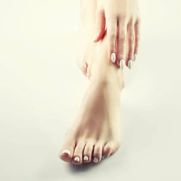 Κλείστε Την Προβολή Γυναικεία Πόδια Λευκό Μανικιούρ Άσπρο Φόντο — Φωτογραφία Αρχείου