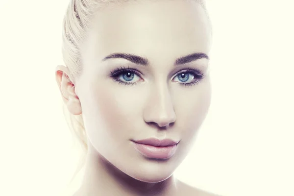 Retrato Mujer Joven Con Maquillaje Natural Con Mirada Tierna Sobre —  Fotos de Stock