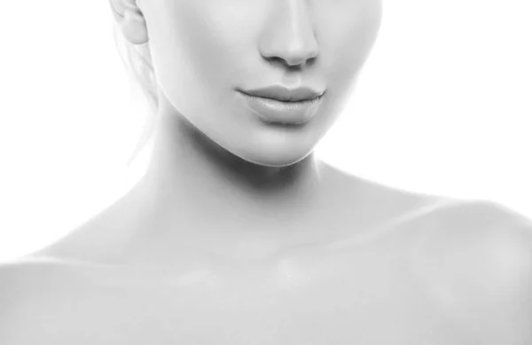 Retrato Recortado Mulher Jovem Com Maquiagem Natural Mãos Perto Rosto — Fotografia de Stock