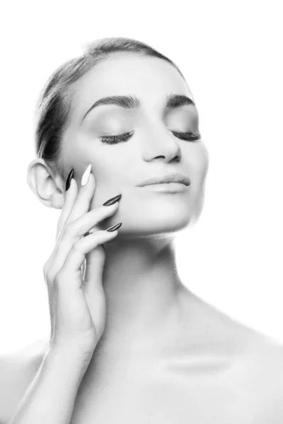 Retrato Mujer Joven Elegante Con Maquillaje Natural Sobre Fondo Blanco —  Fotos de Stock