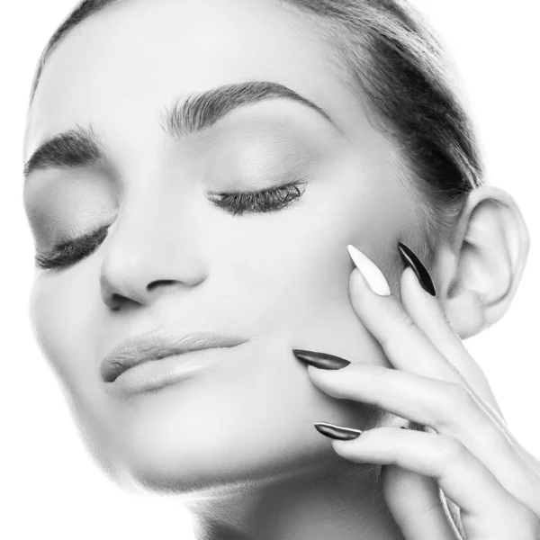 Retrato Mujer Joven Elegante Con Maquillaje Natural Sobre Fondo Blanco — Foto de Stock