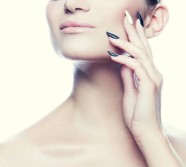 Retrato Jovem Mulher Elegante Com Maquiagem Natural Sobre Fundo Branco — Fotografia de Stock