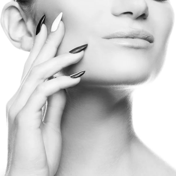 Retrato Mujer Joven Elegante Con Maquillaje Natural Sobre Fondo Blanco — Foto de Stock