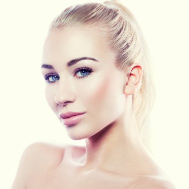 Güzel bir kadın yüzü, sağlıklı bir cilt, mükemmel dudaklar, çıplak makyaj, kameraya bakmak. Cilt bakımı kavramı