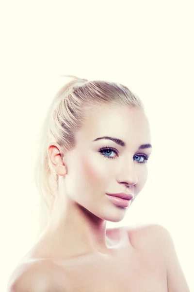Güzel Bir Kadın Yüzü Sağlıklı Bir Cilt Mükemmel Dudaklar Çıplak — Stok fotoğraf