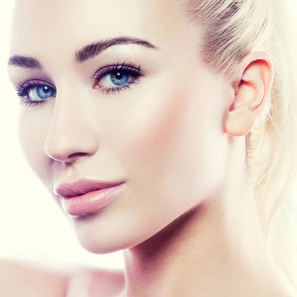 Cute Beauty Model Woman Face Healthy Skin Perfect Lips Nude — 图库照片