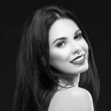 Güzel esmer kadının siyah beyaz portresi 