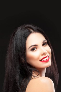 Kırmızı rujlu güzel esmer kadının portresini kapat.