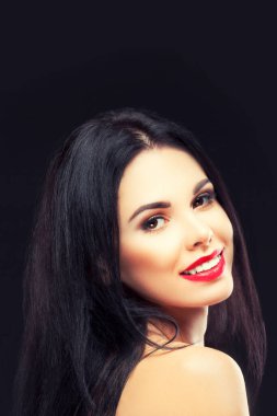 Kırmızı rujlu güzel esmer kadının portresini kapat.