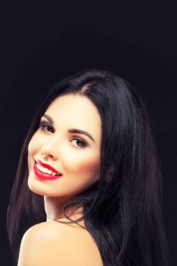 Kırmızı rujlu güzel esmer kadının portresini kapat.