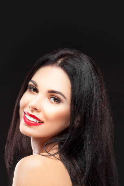 закрыть портрет красивой брюнетки с красной помадой
