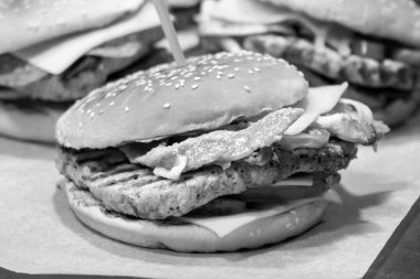 Tek renkli fast food, peynirli hamburger.