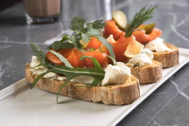 İtalyan sandviçi, deniz ürünleri, peynir, somon, salata.