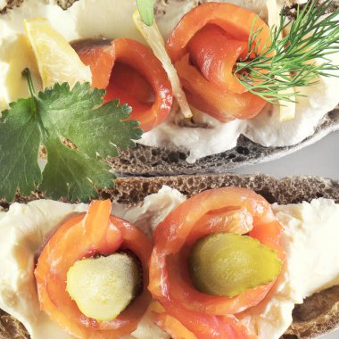 İtalyan kahvaltı tabağı Aocado ve küçük sandviçler somon ve peynirli bruschetto.