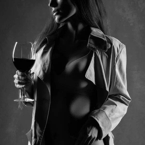 Rött Vinglas Ung Kvinna Med Ett Glas Vin Selektivt Fokus — Stockfoto