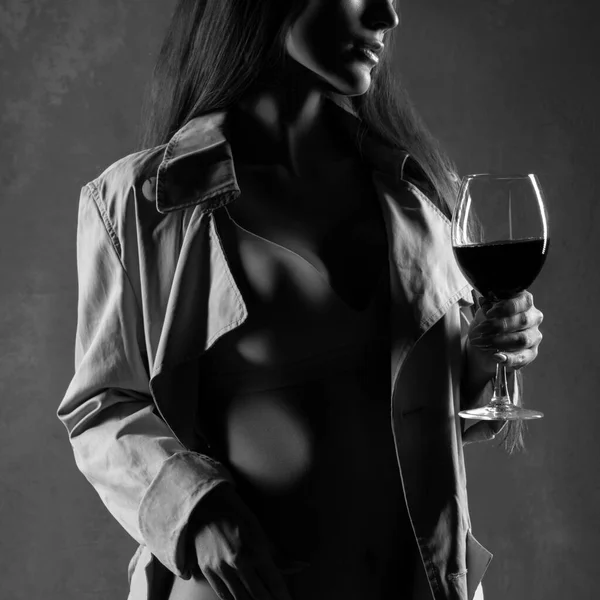Bicchiere Vino Rosso Giovane Donna Con Bicchiere Vino Attenzione Selettiva — Foto Stock
