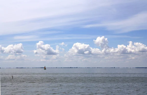 Beyaz bulutların üzerinde mavi göl