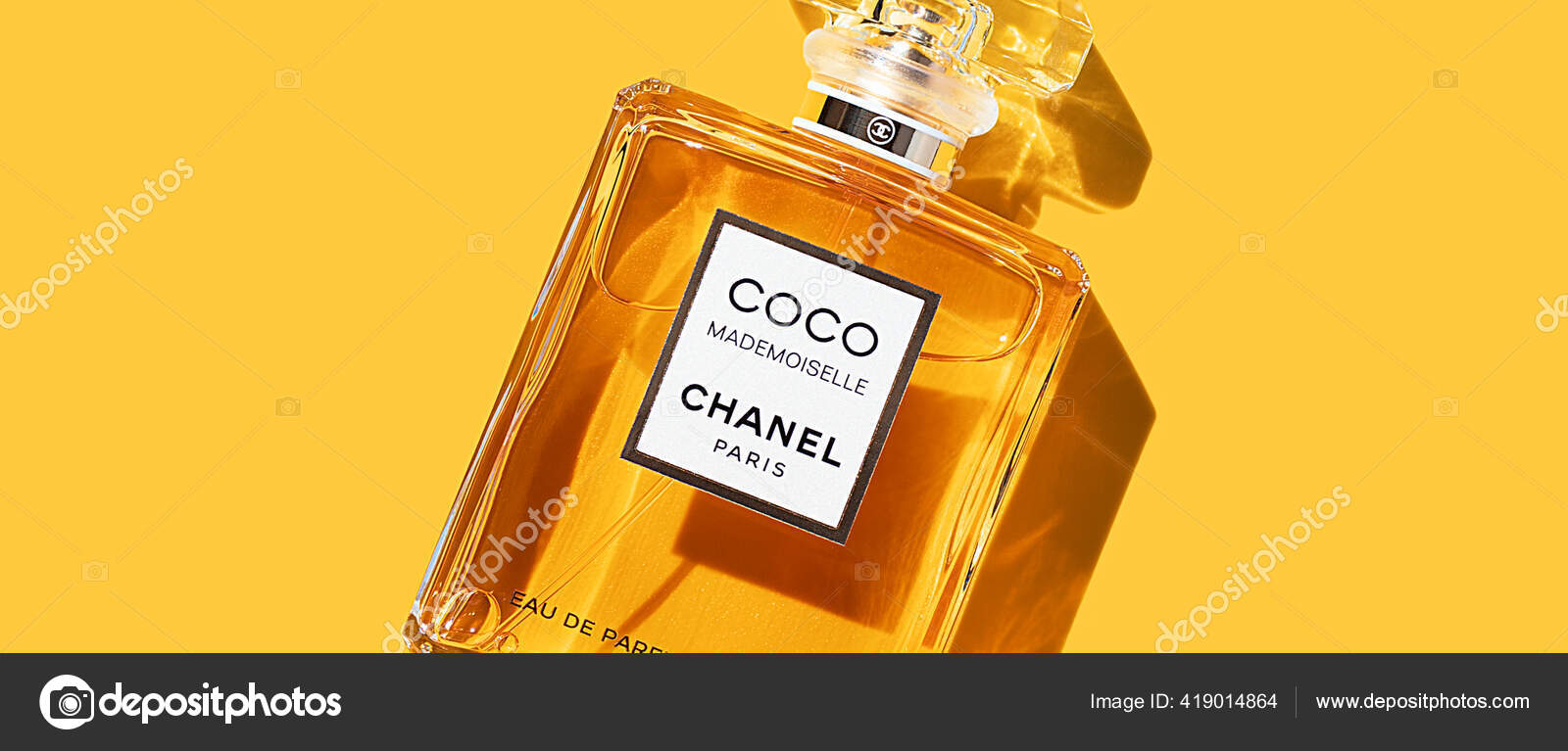 Humildad fumar harina Una Botella Perfume Chanel Sobre Fondo Amarillo Uniforme Con Una — Foto  editorial de stock © andreyphoto63 #419014864