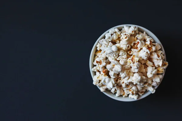 Een Kom Popcorn Donkere Achtergrond Rechts Uit Het Midden Geplaatst — Stockfoto