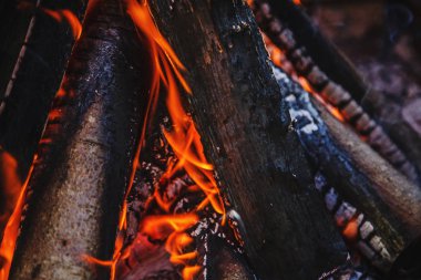 İrili ufaklı açık şöminede yanan odun günlükleri