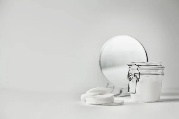 Hermosa Composición Minimalista Conceptual Todo Blanco Almohadillas Algodón Tarro Transparente — Foto de Stock