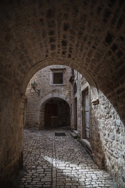 Eski şehrin tüm tünelde güzel görünümünden Dolomit taştan