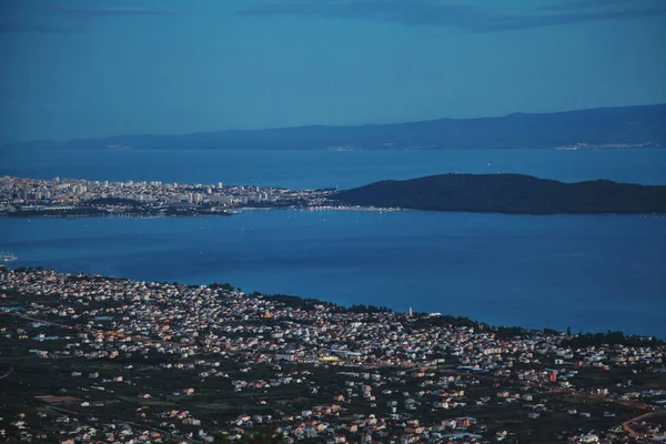 Kleine Stad Aan Zee Uitzicht Vanaf Top Van Hoge Heuvel — Stockfoto