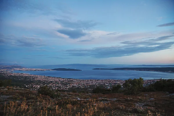 Malownicza Panorama Widok Małego Miasta Południowej Nad Morzem Godzinach Wieczornych — Zdjęcie stockowe
