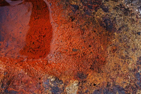 Jasny Obraz Kałuży Wody Wypełniając Naturalna Jaskinia Pokryte Rdza Kawałku — Zdjęcie stockowe