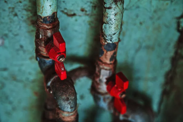 Старі Іржаві Водопровідні Труби Лічильниками Червоними Клапанами Покритими Старішою Фарбою — стокове фото